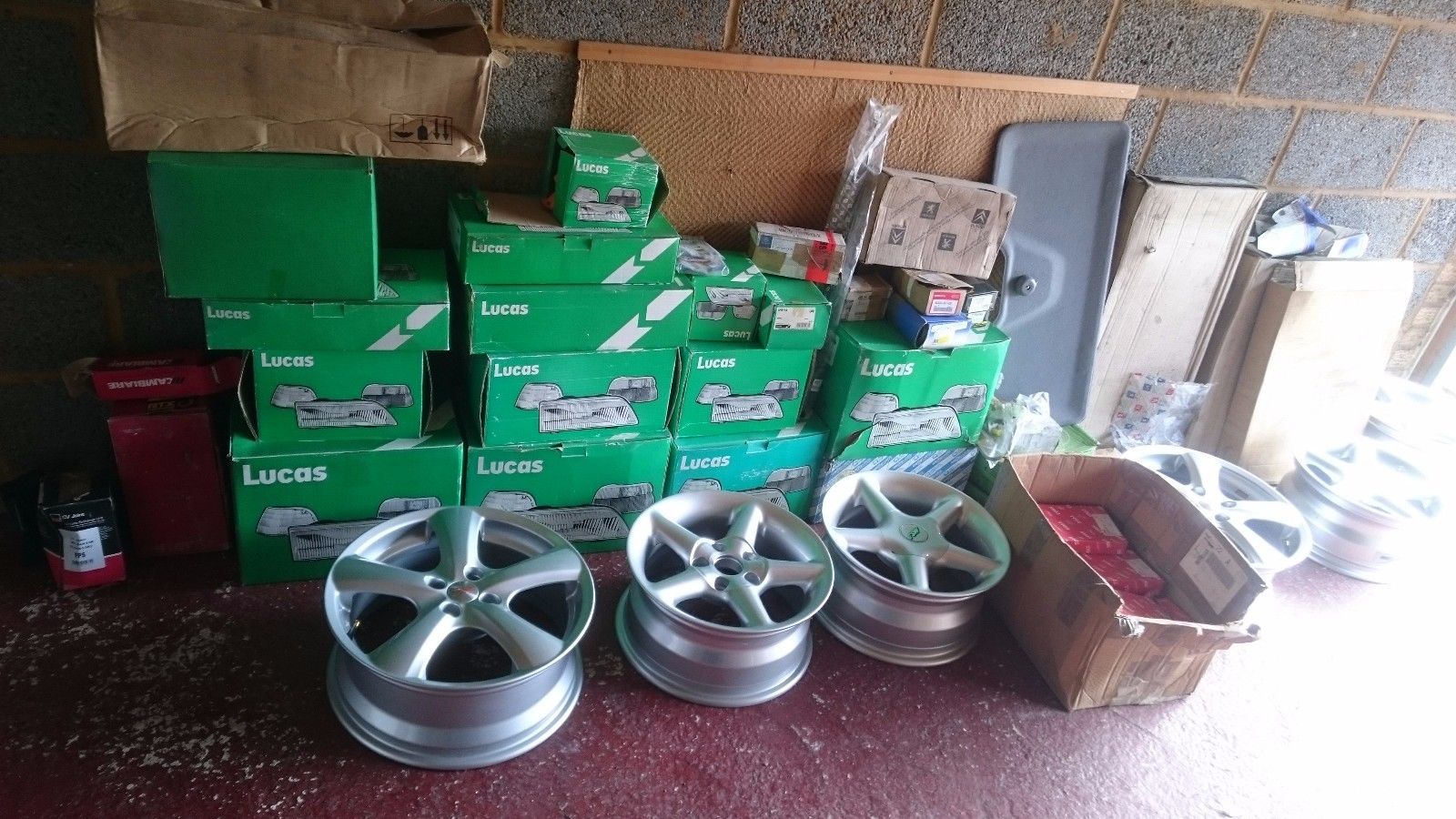 automotive components job lot. Alloy wheels, clutches, brakes, lights, hoses and plenty of extra - Image 5