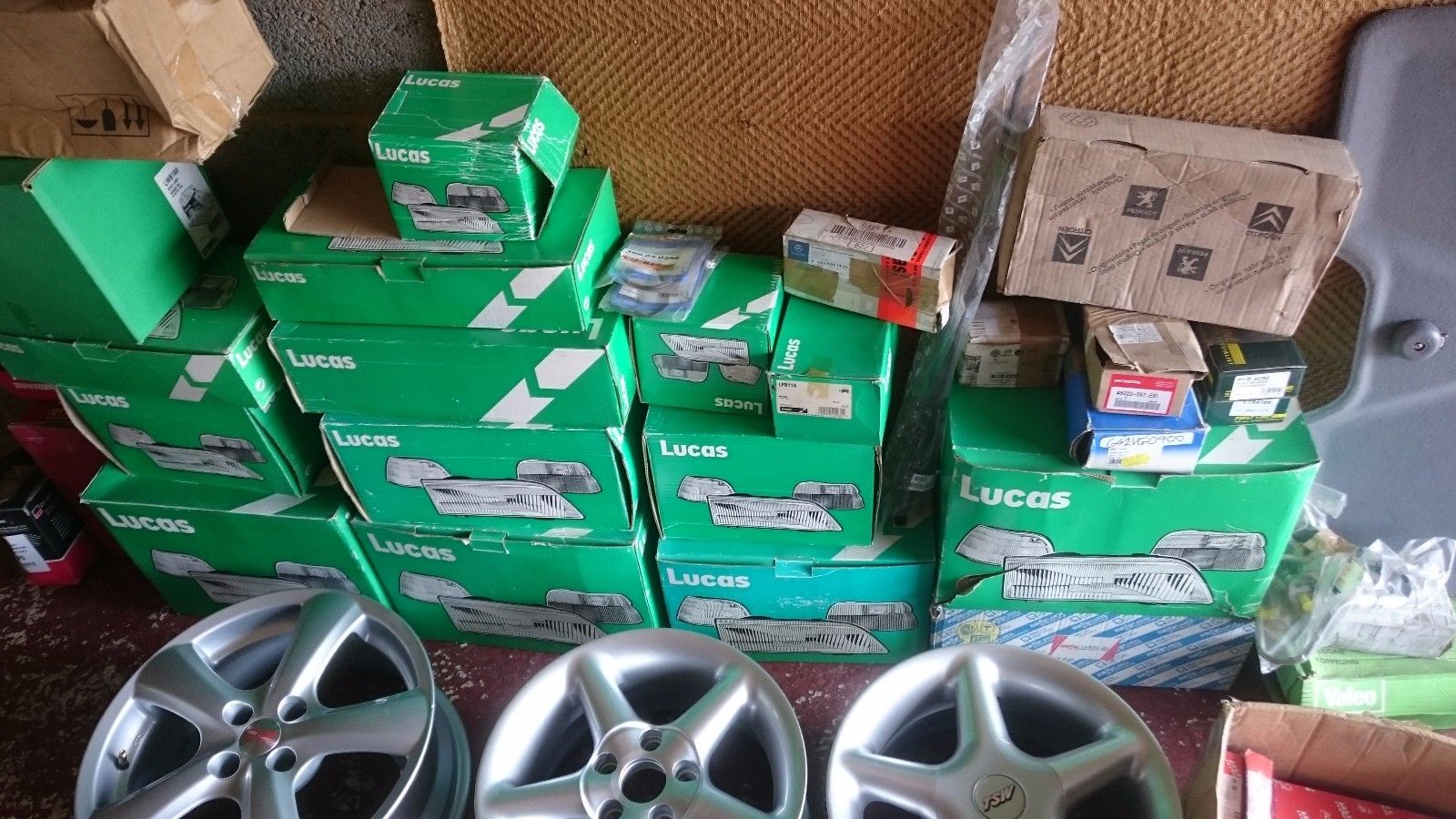 automotive components job lot. Alloy wheels, clutches, brakes, lights, hoses and plenty of extra - Image 4