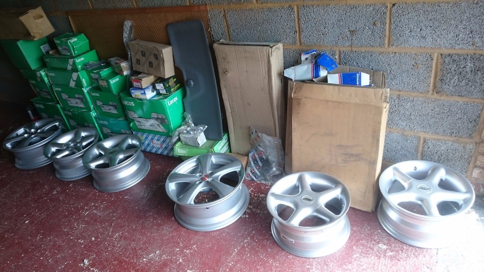 automotive components job lot. Alloy wheels, clutches, brakes, lights, hoses and plenty of extra - Image 3