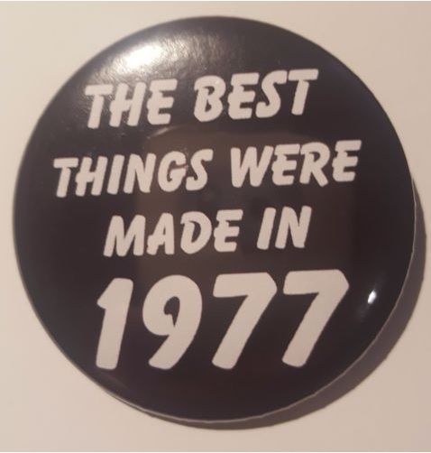 40th Birthday Badge - Greatest Issues have been Made in 1977pin 50millimetre birthday present BLACK