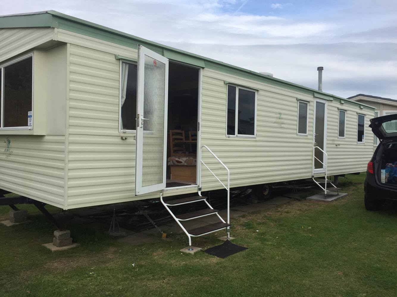 eight berth, three Mattress room Caravan For Hire California Cliffs near Good Yarmouth - Image 4