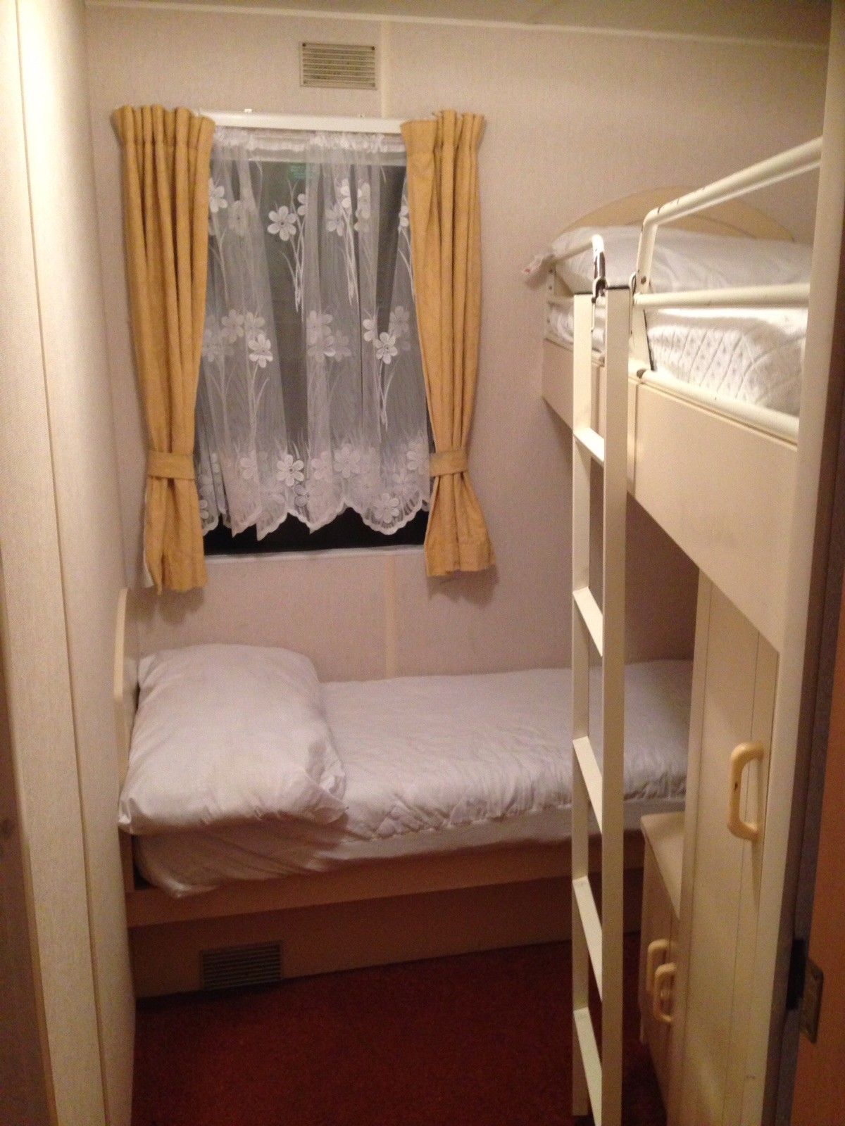 Golden Palm Resort Chapel St Leonards. three mattress room caravan for lease. - Image 9